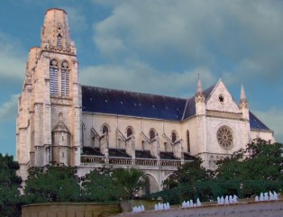 Bij de Place de la Libration staat de neogotische kerk St. Jacques.